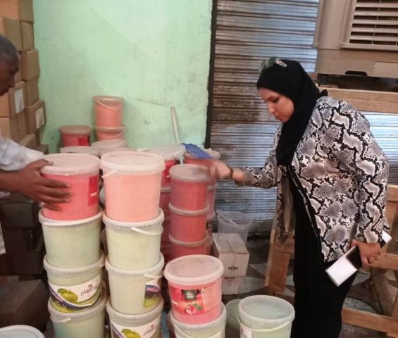 ضبط أغذية منتهية الصلاحية وغير صالحة للإستهلاك الآدمى بعدد من أماكن بيع وتدوال المنتجات الغذائية باسوان