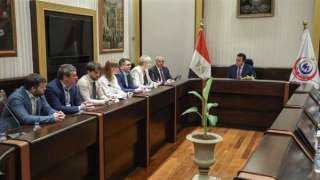 وزير الصحة يبحث مع وفد...