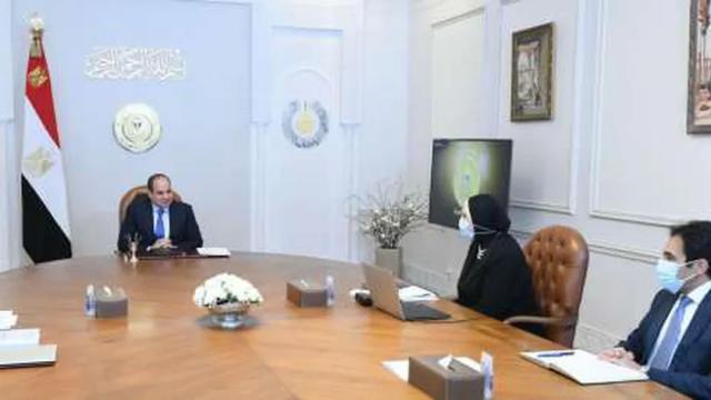 الرئيس السيسي مع رئيس الوزراء ووزيرة التجارة