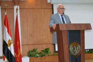 محافظ بورسعيد يلتقي العاملين بمركز...