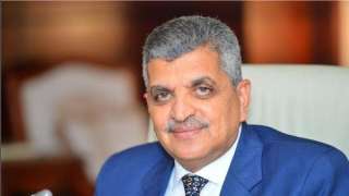 رئيس قناة السويس يستعرض تطورات...