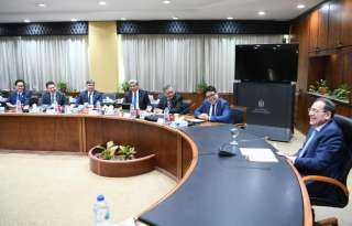 وزير البترول يبحث مع رئيس...
