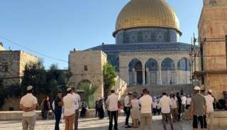 عشرات المستوطنين يقتحمون باحات المسجد...