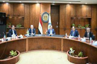 وزير البترول يجتمع مع مستشار...