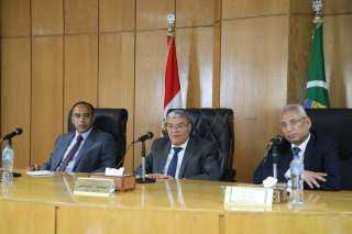 محافظ المنيا يناقش محاور الخطة...
