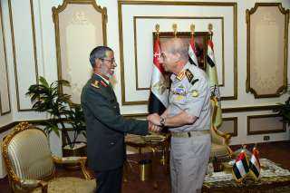 وزير الدفاع يلتقى رئيس أركان...
