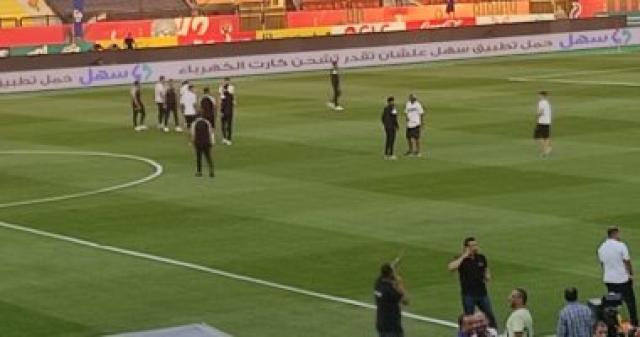 لاعبو الزمالك يعاينون أرضية ملعب السلام قبل مواجهة الأهلى فى القمة 
