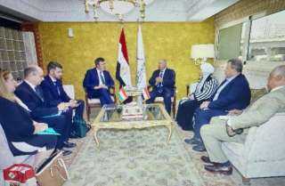 وزير النقل يبحث مع وزير...