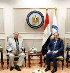 طارق الملا يستقبل السفير الرومانى...