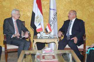 وزير النقل يبحث مع السفير...