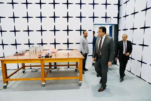 وزير التعليم العالى يتفقد مقر وكالة الفضاء المصرية