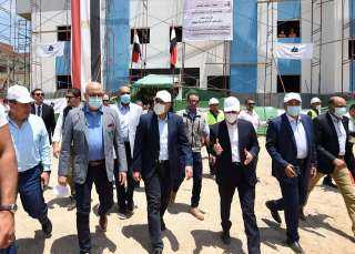 رئيس الوزراء يستمع إلى شرح...