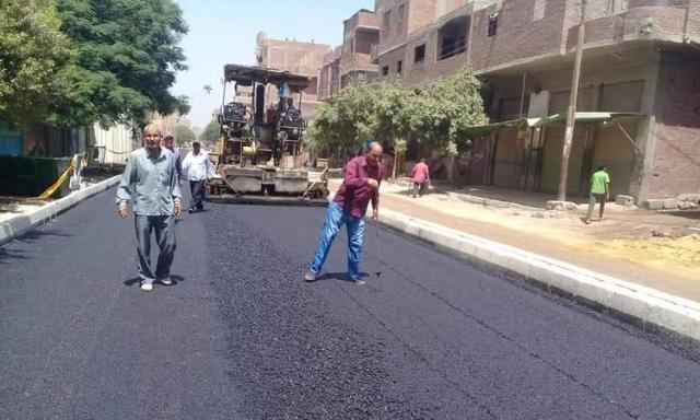 محافظ المنيا يتابع تنفيذ خطة رصف الشوارع الرئيسية والأحياء