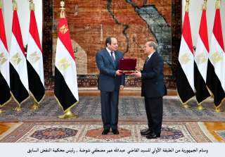 الرئيس السيسي يمنح وسام الجمهورية...