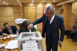 القوى العاملة تتابع سير العملية...