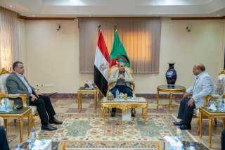 وزير الإنتاج الحربى يتفقد شركتي...