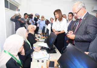 وزيرة الهجرة تتلقى تقريرًا حول...
