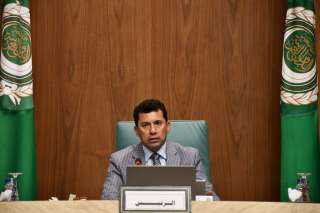 وزير الشباب والرياضة يتلقي خطاب...