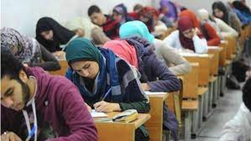 طلاب الثانوية العامة يؤدون امتحاني مادتي الكيمياء والجغرافيا