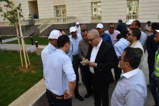 وزير الإسكان يتفقد الحى السكني...