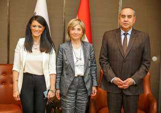 وزيرا التعاون الدولي والطيران المدنى...