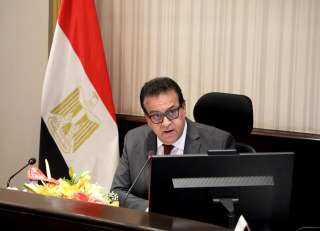 الدكتور خالد عبدالغفار يعقد اجتماعه...