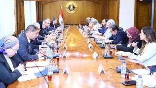 وزيرتا الصناعة والبيئة تستعرضان آخر...
