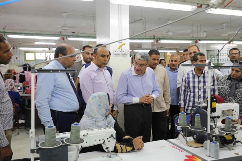 محافظ المنيا يتفقد مصنع لينا تكستيل ابر ايجيبت بمركز ديرمواس لتعزيز الفرص الاستثمارية