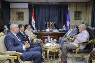 محافظ دمياط تلتقى مع أعضاء...