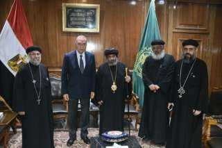 محافظ القليوبية يستقبل الانبا نوفير...