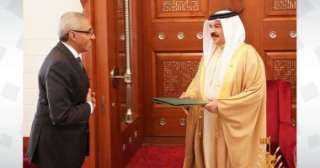 سفير مصر بالمنامة يسلم ملك...