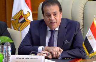 وزير التعليم العالي يستعرض تقريرًا...