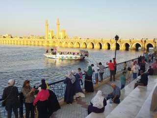 توافد الزوار على حدائق الرى...