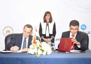 وزيرة الهجرة تتلقى تقريرًا حول...