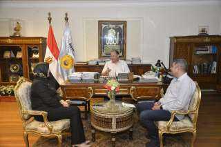 محافظ أسيوط يلتقى مديرة المدرسة...