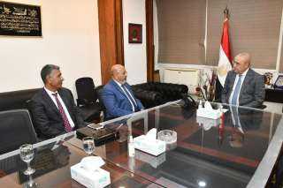 وزير الإسكان يستعرض المسودة النهائية...