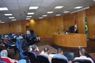 محافظ المنيا يناقش معدلات تنفيذ...