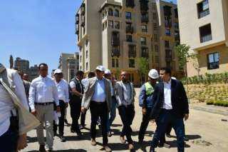 وزير الإسكان يتفقد سير العمل...