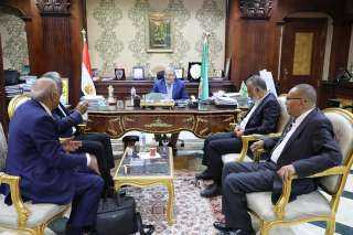 محافظ المنيا يبحث مع مستثمرين...