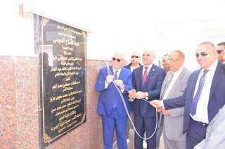 محافظ الأقصر يشهد وضع حجر...