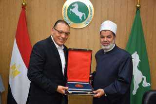 محافظ الشرقية يُكرم مدير المنطقة...