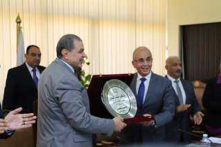 ”سعفان” يكرم رئيس جامعة الزقازيق...