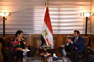 وزير الشباب يبحث مع المدير...