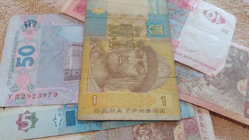 العملة الأوكرانية تواصل الانخفاض