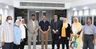 محافظ أسوان يهنئ نقابة العاملين...