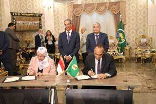 وزير الاتصالات ومحافظ المنيا يشهدان...
