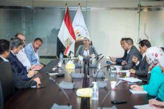 وزيرة البيئة تعقد اجتماعًا مع...