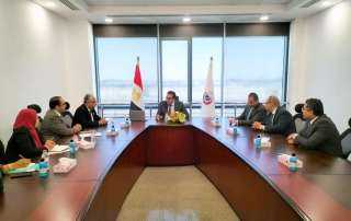 القائم بأعمال وزير الصحة يناقش...
