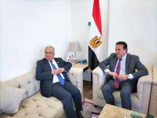 خالد عبدالغفار يبحث مع ممثلي...