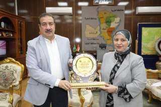 عميد حقوق السادات تهدى محافظ...